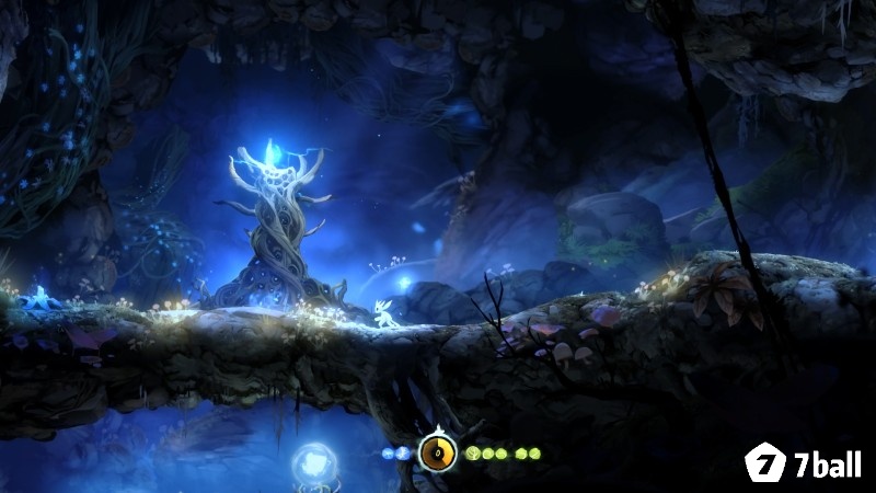 Ori trong game Ori and the Blind Forest nhỏ bé trên nền rừng sâu, tông màu phát sáng và lớp sương mịn đặc trưng