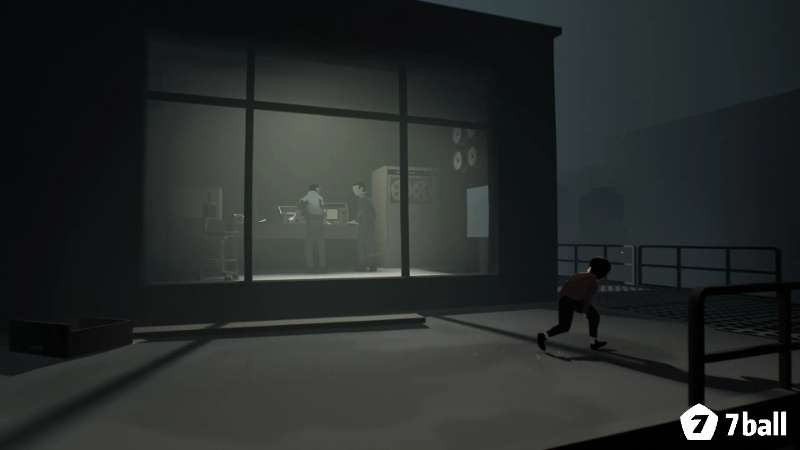 Cậu bé chạy trong khu công nghiệp tối với máy móc và chướng ngại vật trong Inside