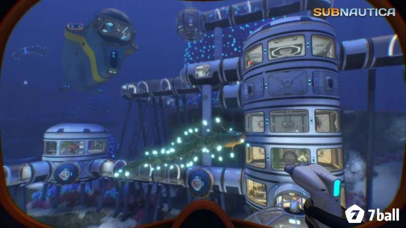 Căn cứ và trang bị trong game giúp hỗ trợ bạn sinh tồn và khám phá đại dương rộng lớn xung quanh