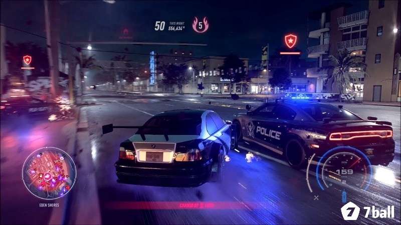 Xe bị cảnh sát bám đuổi trong Need for Speed Heat vào ban đêm