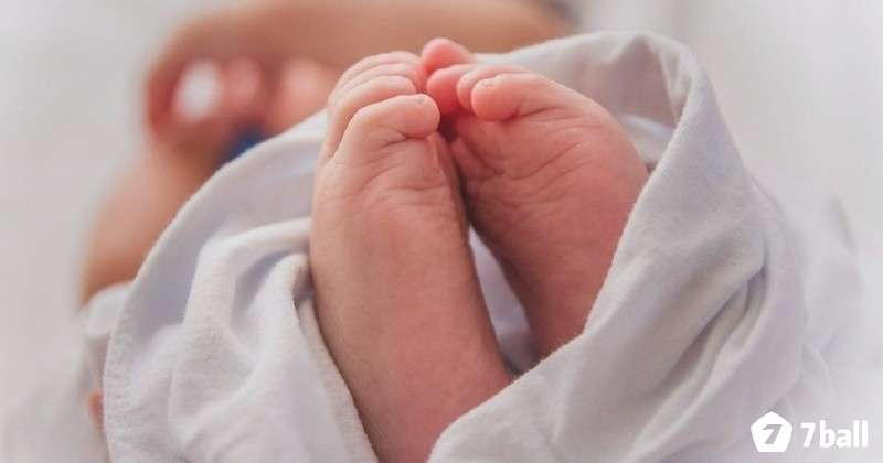 Giấc mơ thấy sinh con nhưng không rõ nguồn gốc phản ánh cảm giác mơ hồ hoặc không chắc chắn trong cuộc sống