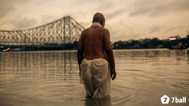 Giấc mơ thấy lội nước nhưng bị hụt chân thể hiện cảm giấc bất an và thiếu kiểm soát trong cuộc sống hiện tại