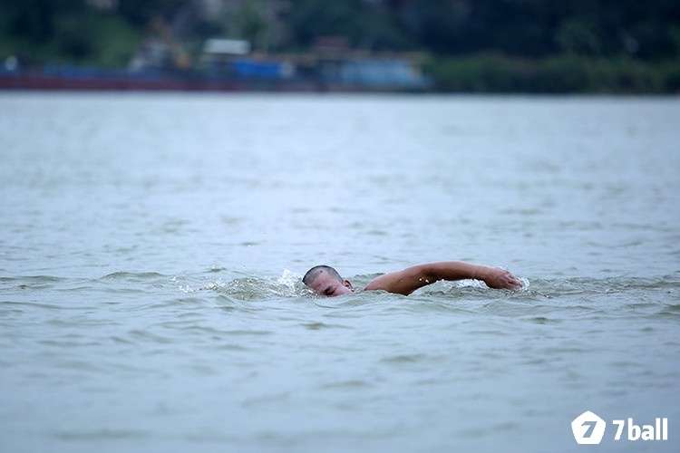 Mơ thấy bơi trong nước lũ thể hiện cho sự áp lực và choáng ngợp trong cuộc sống hiện tại