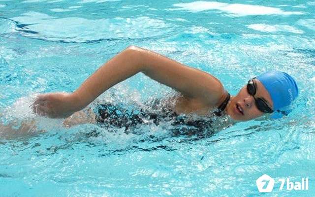 Giải mã giấc mơ thấy bơi lội số mấy và các điềm báo liên quan