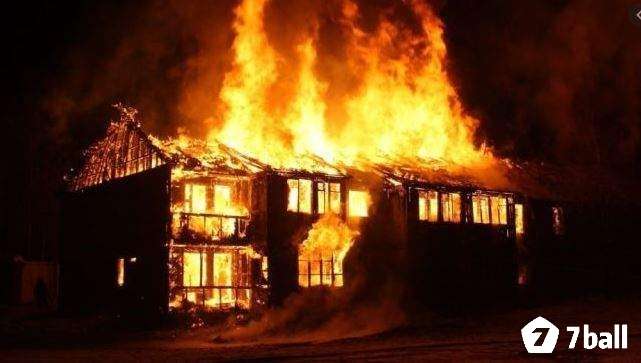 Ngọn lửa tượng trưng cho sự mất mát nhưng cũng là dấu hiệu của khởi đầu mới