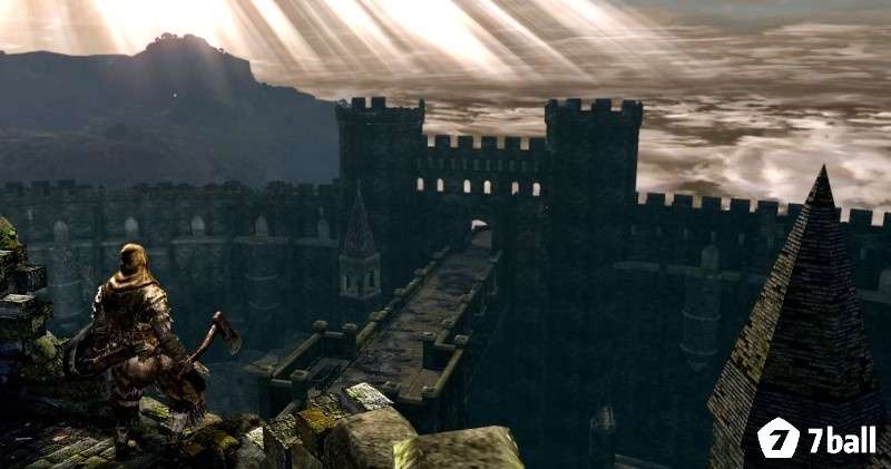 Người chơi mở lối tắt trong pháo đài cổ của Dark Souls sau khi vượt qua nhiều cạm bẫy