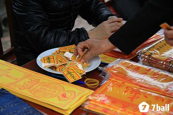 Giấc mơ thấy mình đi chùa cầu bình an thể hiện cho nhu cầu tìm kiếm sự che chở và ổn định trong cuộc sống của bạn