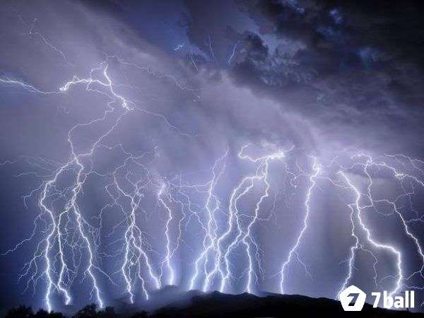 Hình ảnh tia sét tượng trưng cho các vấn đề bất ngờ và cảm xúc căng thẳng tích tụ