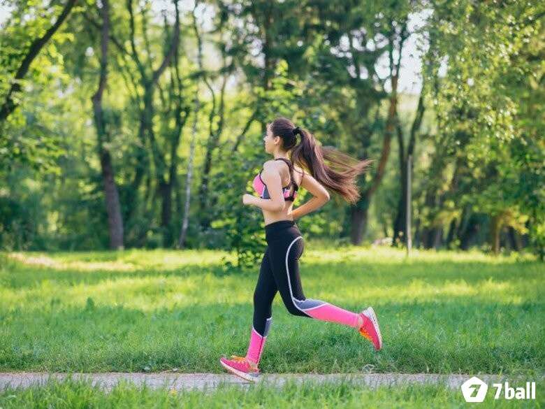 Giấc mơ thấy chạy bộ nhưng bị ngã là điềm báo về những khó khăn hoặc thất bại tạm thời trong cuộc sống của bạn